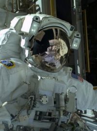Astronaut Mike Hopkins při práci ve volném prostoru
