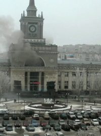 Po výbuchu stoupal z budovy volgogradského nádraží hustý kouř
