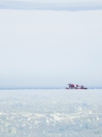 Vedle lodi Akademik Šokalskij uvízl v antarktických vodách i čínský ledoborec