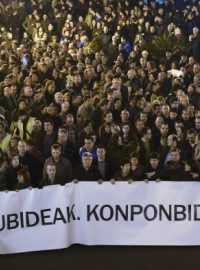 Demonstrace Basků v Bilbau na podporu vězněných členů organizace ETA. „Lidská práva, mírové řešení,“ píše se na transparentu