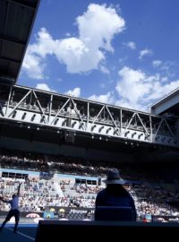 Hisense Arena je jedním z mála míst, kde se tenisté mohou těšit ze stínu