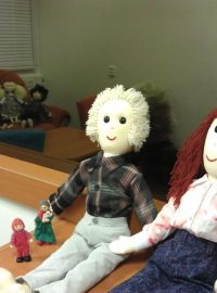 Speciální panenky Jája a Pája ve výslechové místnosti pro děti