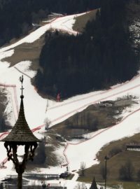 Nedostatek sněhu trápí i Kitzbühl, tratě jsou ale připraveny.JPG