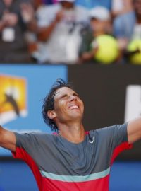 Rafael Nadal se raduje z vítězství nad Rogerem Federerem a postupu do finále