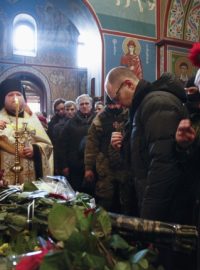 Ukrajina truchlí za oběti demonstrací. Ostatky jednoho ze zabitých dorazily na Euromajdan