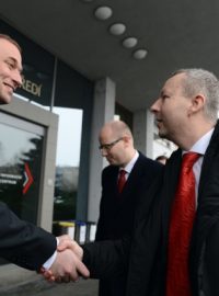 Odstupující ministr Tomáš Jan Podivínský (vlevo) vítá nového ministra životního prostředí Richarda Brabce
