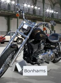 Očekává se, že nová motorka a nenošená bunda papeže Františka vynesou v aukci v přepočtu nejméně 400 tisíc korun