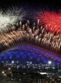 Zahajovací ceremoniál ZOH v Soči - ohňostroj nad stadionem Fišt