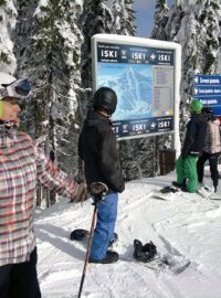 Lyžaři v Krkonoších, skiareál Herlíkovice