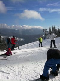 Lyžaři v Krkonoších, skiareál Herlíkovice