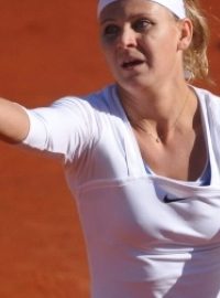 Česká tenistka Lucie Šafářová zdolala Španělku Silvii Solerovou a zápas Fed Cupu rozhodne čtyřhra