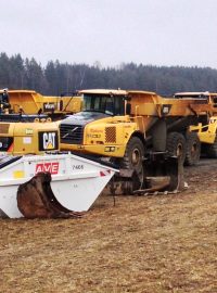 Letošní mírná zima práci přeje, těžká nákladní auta zvdládnou provizorní polní cestu i v půlmetrovém sněhu