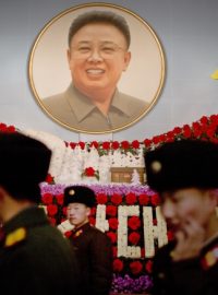 Severokorejští vojáci před portrétem Kim Čong-ila
