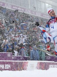 Biatlonista Onřej Moravec slaví po dojezdu do cíle zisk bronzové medaile v závodu s hromadným startem