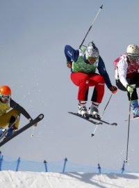 Tomáš Kraus (v zeleném) těsně před pádem, který ho vyřadil ze skikrosového osmifinále