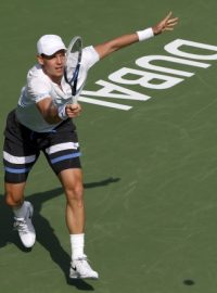 Tenista Tomáš Berdych na turnaji v Dubaji během vyhraného zápasu s Rumunem Copilem