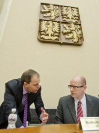 Ministr školství Marcel Chládek a premiér Bohuslav Sobotka na zasedání vlády