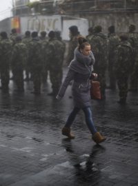 Ukrajinští vojáci na kyjevském náměstí Nezávislosti