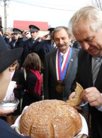 V Hradčanech přivítali prezidenta chlebem a solí