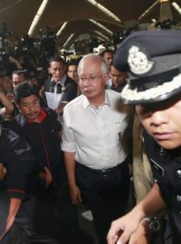Malajsijský premiér Najib Razak přijel na letiště v Kuala Lumpur, kde čekají příbuzní a přátele cestujících na palubě letdla Malaysia Airlines