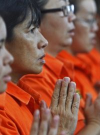Budhističtí záchranáři se modlí za pasažéry letu MH370 v rámci ekumenické mše na mezinárodním letišti v Kuala Lumpur