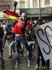 Střety protivládních demonstrantů s národní gardou na náměstí v caracaské čtvrti Altamira