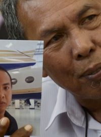 Selamat Omar drží fotografii svého syna a leteckého inženýra, který byl na palubě ztraceného malajsijského letadla