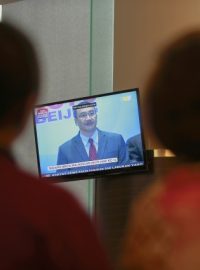 Novinářky sledují tiskovou konferenci malajsijského ministra dopravy o pátrání po stroji