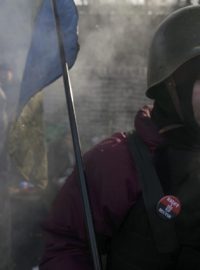 Členové extremistické organizace Pravý sektor protestovali i na barikádách v Kyjevě (únor 2014)