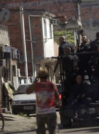 Brazilští policisté dohlížejí na pořádek v chudinské čtvrti Ria de Janeiro