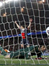 Branká Chelsea Petr Čech inkasoval na půdě PSG už po čtyřech minutách