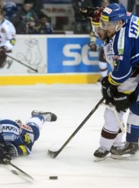 Tomáš Žižka (vlevo) se snaží vypíchnout kotouč Lukáši Pechovi ze Sparty. Jiný střet těchto hráčů přinesl silný moment: Pech se svého protihráče zastal před rozhodčími