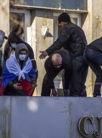 Proruští demonstranti v Luhansku obsadili kancelář ukrajinské tajné služby SBU