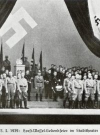 Unikátní záběry  z února roku 1939. SS vojáci a důstojníci německé armády na pódiu velkého sálu Krušnohorského divadla