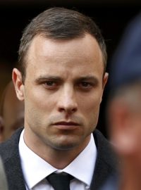 Oscar Pistorius odchází od soudu v Pretorii