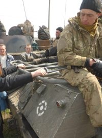 Vojáci ukrajinské armády v Kramatorsku a Slavjansku. Místní obyvatelé je přesvědčují, aby odjeli