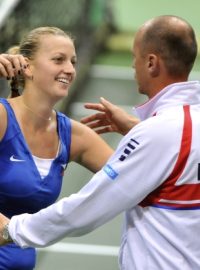 Petra Kvitová slaví s Petrem Pálou vítězství v semifinálovém zápase Fed Cupu