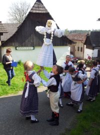 Folklórní soubor Škubánek vynáší smrtku. Michalův statek v Pohledi