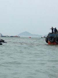 Záchranné práce na potopeném jihokorejském trajektu Sewol