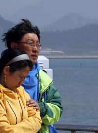 Příbuzní pohřešovaných čekají v přístavu Jindo na zprávy od záchranářů (Jižní Korea, trajekt Sewol)
