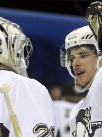 Kapitán Sidney Crosby (vpravo) gratuluje k další nule spoluhráči Marc-André Fleurymu