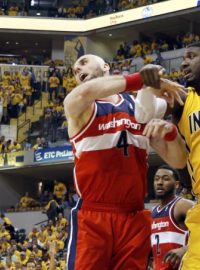 Podkošový souboj centrů: (vlevo) Polák Marcin Gortat a Roy Hibbert