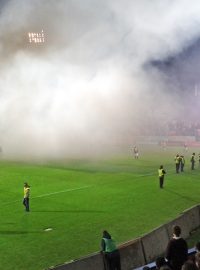 Sparťanští fanoušci narušovali zápas zapalováním světlic, které házeli na plochu.