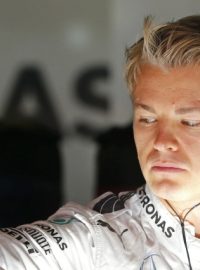 Vedoucí muž seriálu Nico Rosberg sleduje výsledky prvního pátečního tréninku na Velkou cenu Španělska