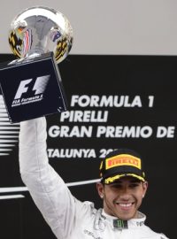 Lewis Hamilton se raduje po vítězství ve Velké ceně Španělska