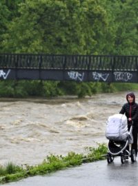 Valašské Meziříčí. Vzedmutá hladina Rožnovské Bečvy. Ta dosáhla druhého povodňového stupně