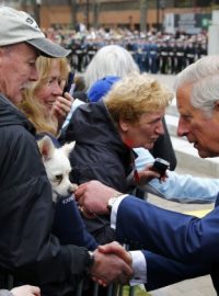 Britský princ Charles se v kanadském Halifaxu zdraví s přihlížejícími