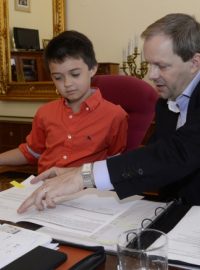 Jedenáctiletý Jakub Zeman z Pardubic se na jeden den stal ministrem školství. Doprovázel ho skutečný ministr Marcel Chládek