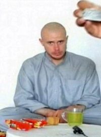 Četař Bowe Bergdahl na snímku pořízeném z videa, které v roce 2009 natočili jeho únosci