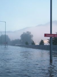 Povodně 2013 v Ústí nad Labem. Mobilní protipovodňová stěna na ústeckém Střekově loni přetekla. Není stavěná na takovou vodu